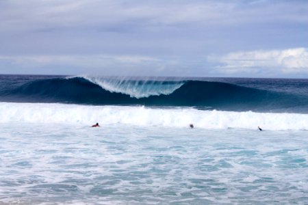 Large waves coming in to shore in Hawaii.