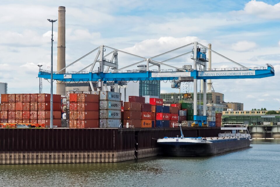 Water crane port handling