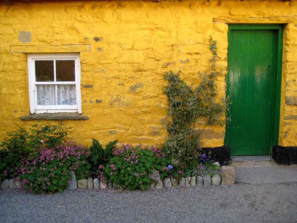 Irel, Yellow background, Green door