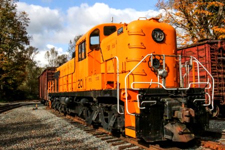 Orange, Train