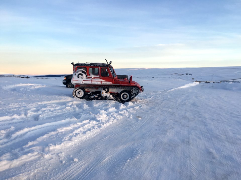 Icel, Northeast, Red vehicle