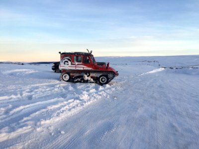 Icel, Northeast, Red vehicle