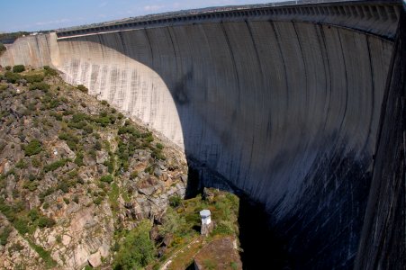 Almendra, Oaks, Dam
