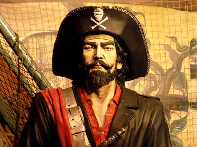 Statue corsair captain