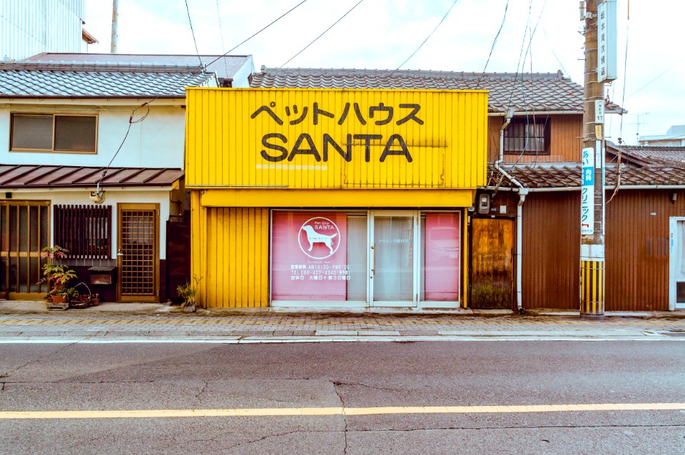 A container pet grooming store in Kurashiki, Japan 