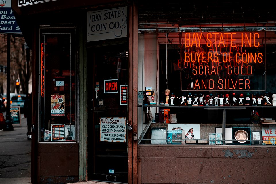 Antique buyer store 