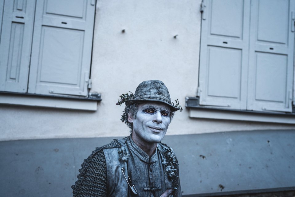 Gray street performer 