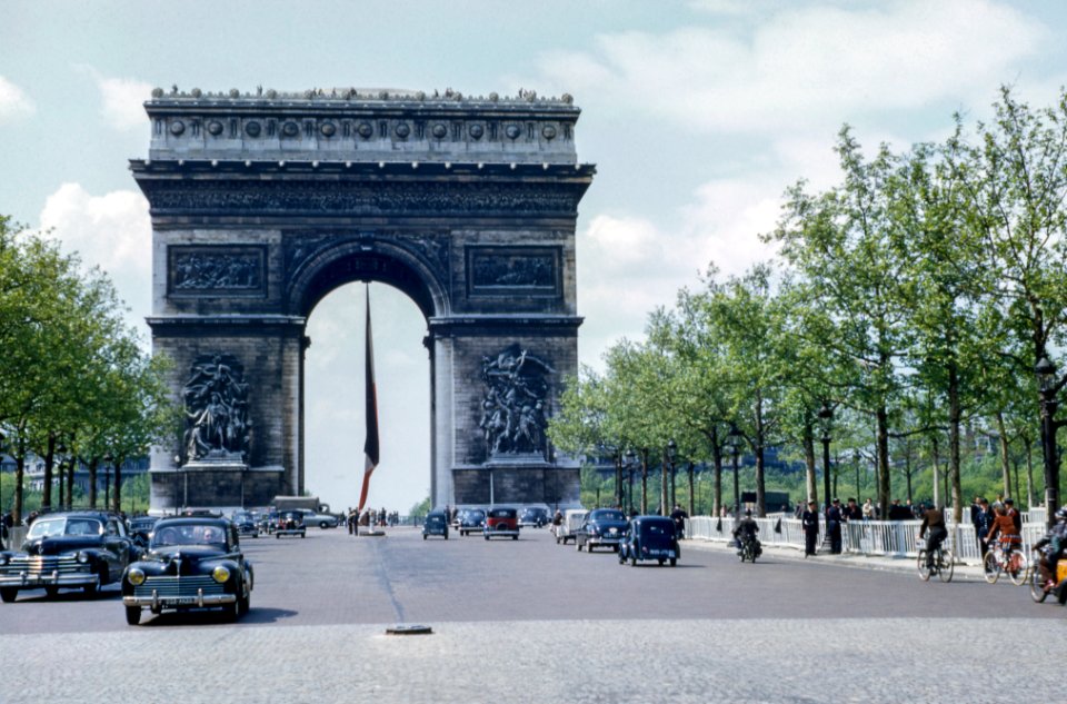 Old Arc de Triomphe photograph with cars 