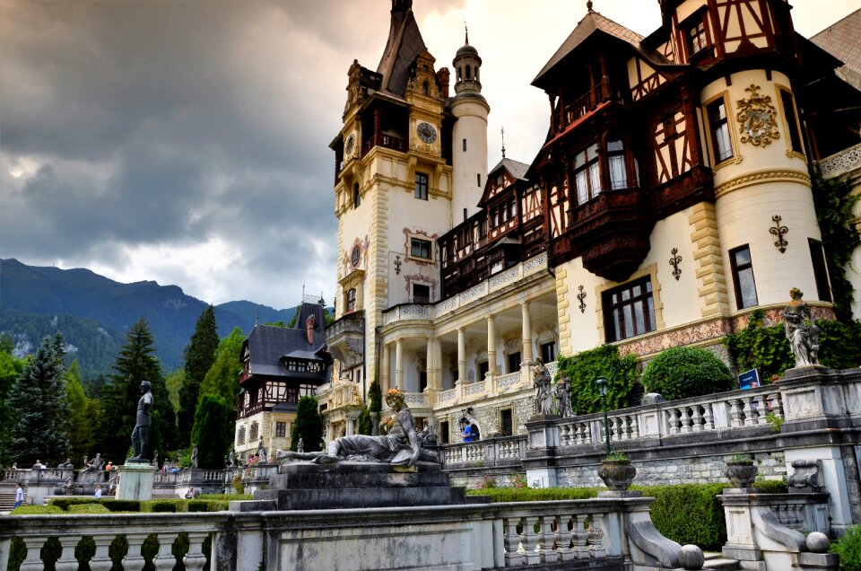Peles castle karpaty monument
