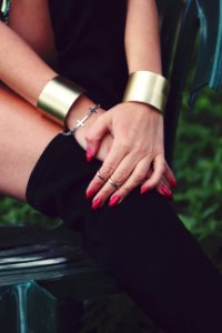 Red nails & jewelry photo