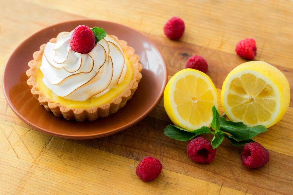 Cake lime raspberry