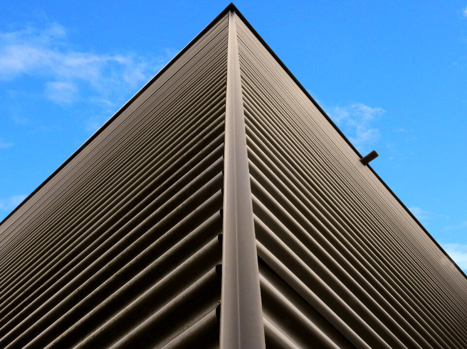 Metal corrugated sheet corner