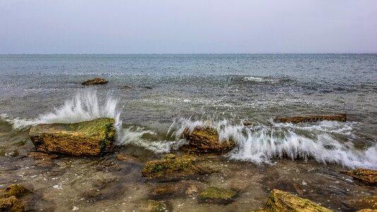 Stones spray horizon