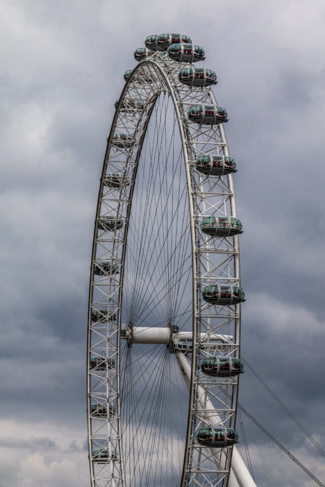 London eye ferris wheel gondola