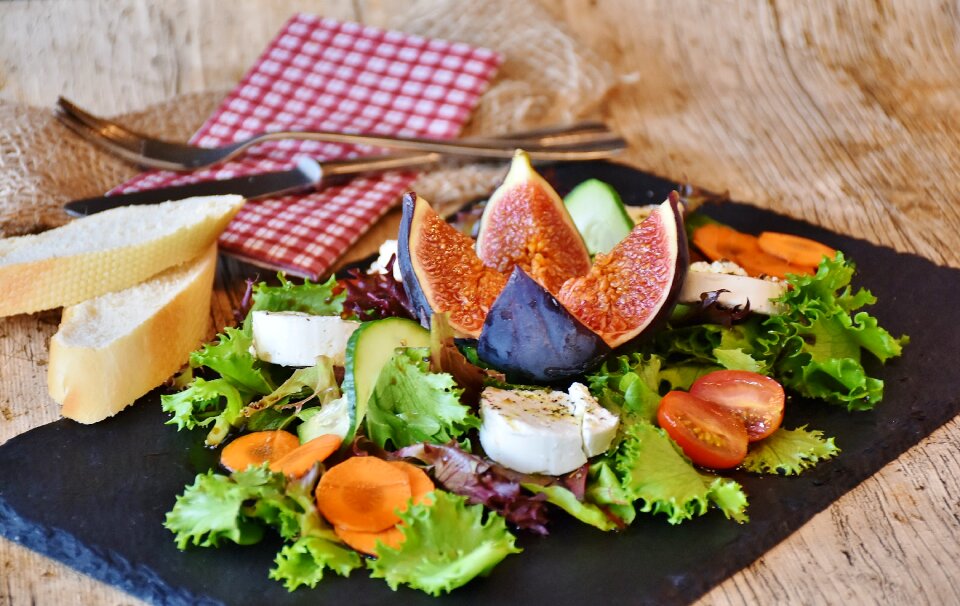 Goat cheese mixed salad starter