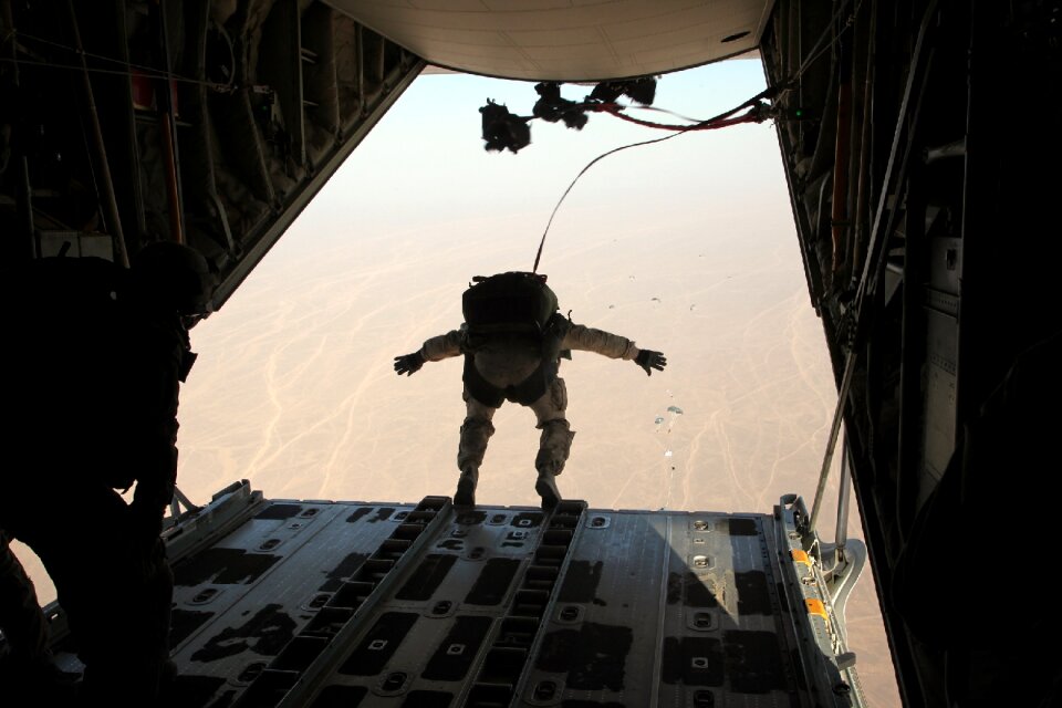 Parachute jumping parachutist