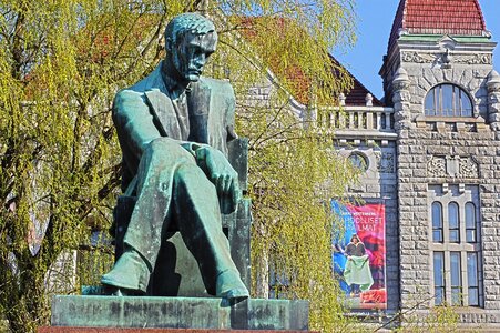 Bronze sculpture monument