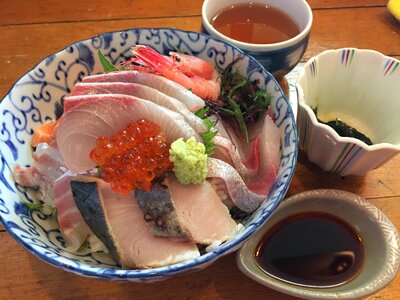 Seafood bowl of rice topped with sashimi japan food photo