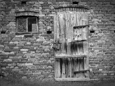 Decay weathered scale