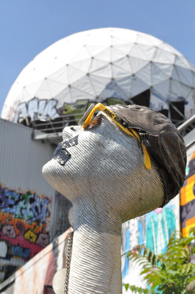Dome graffiti interception station
