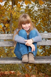 Girl sitting hebstfaerbung