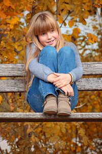 Girl sitting hebstfaerbung
