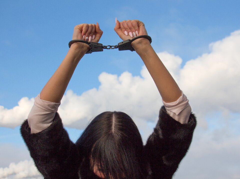 Confinement woman in handcuffs the woman wore handcuffs