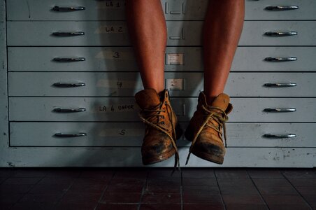 Filling cabinet legs footwear