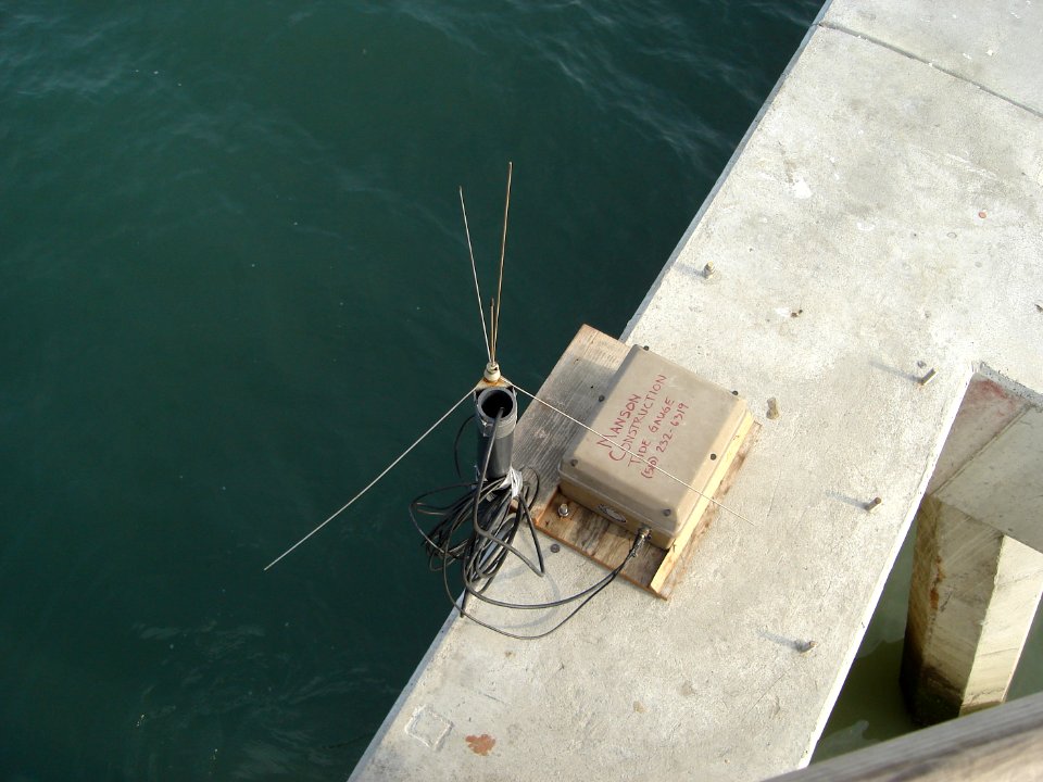 Tide gauge on Emeryville pier 