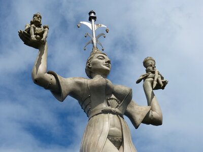 Symbolism kurtizana constance