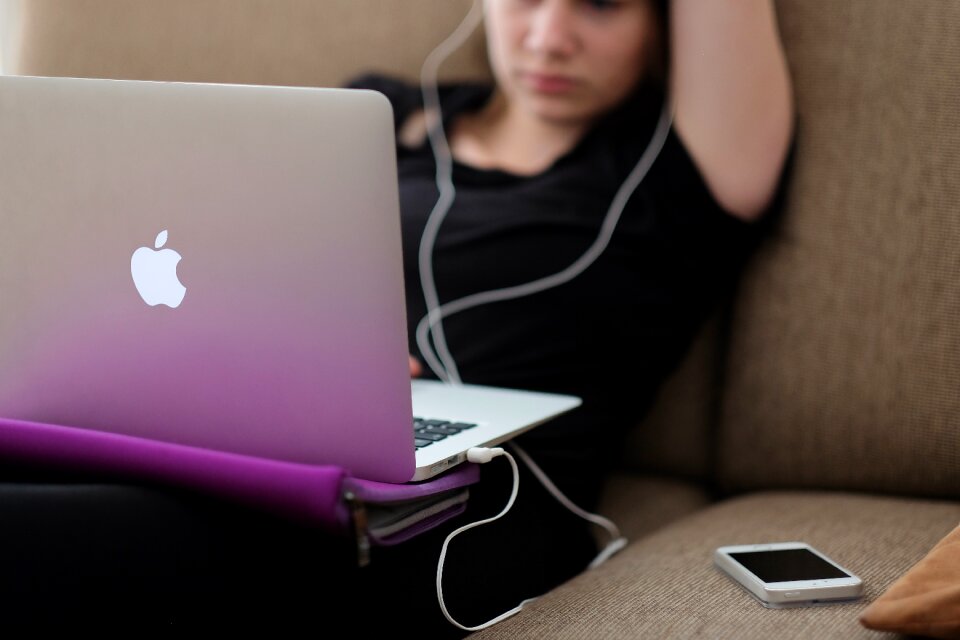 Iphone laptop macbook air