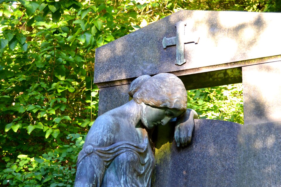Grave grave drupe angel figure