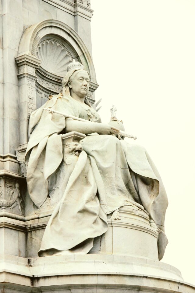 Queen monument united kingdom