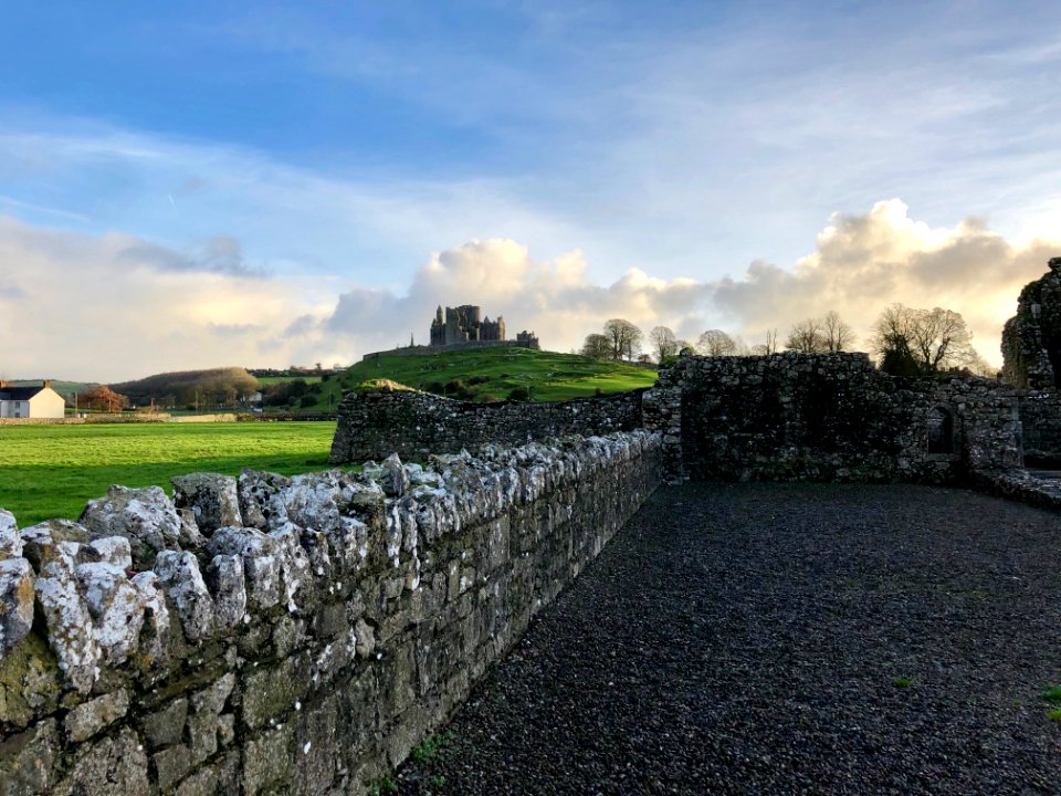 Rock of Cashel from Hore Abbey, Caiseal, Éire 