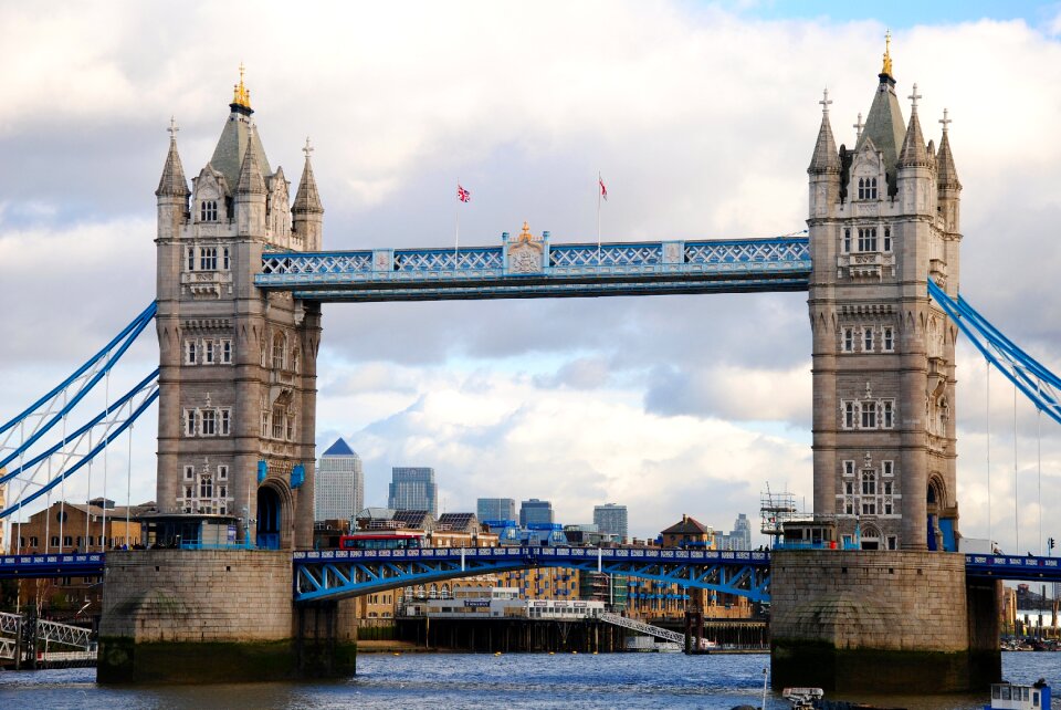 Bro the thames england