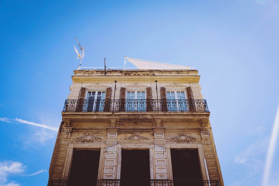 Facade sky windows