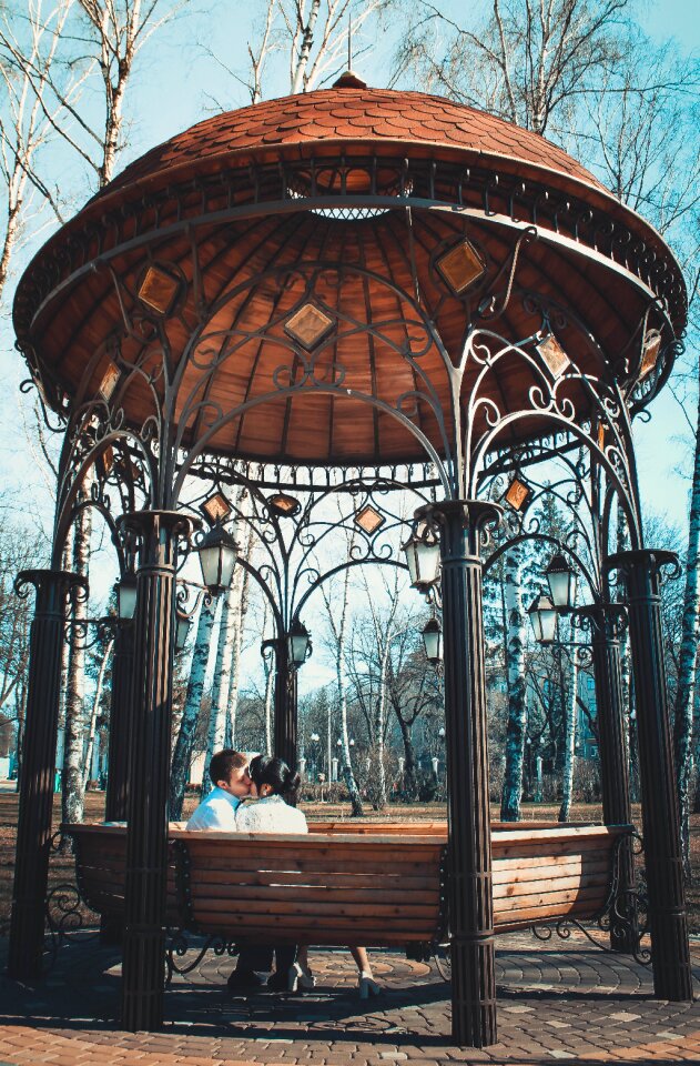 Gazebo kissing landscape