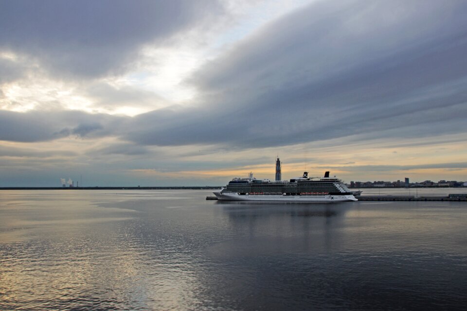 New port cruise ship abendstimmung