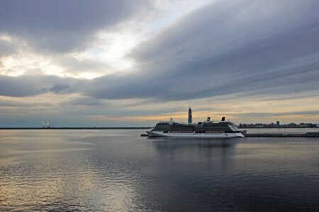 New port cruise ship abendstimmung