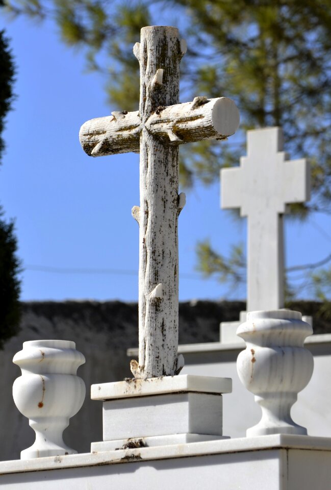 Cruz tombstone sculpture