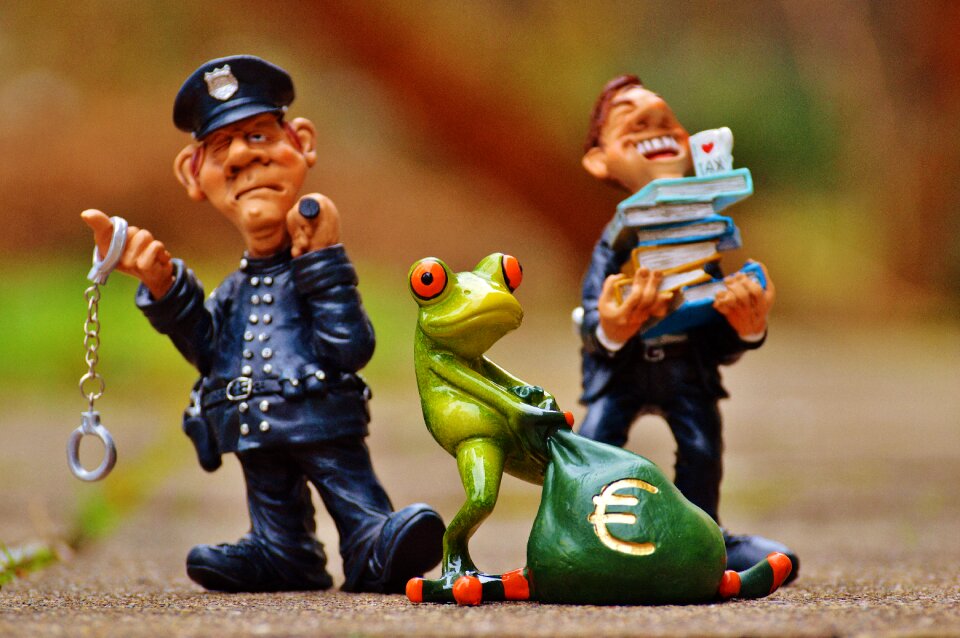 Handcuffs scam tax consultant