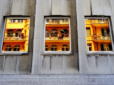 Mirroring reflection wall