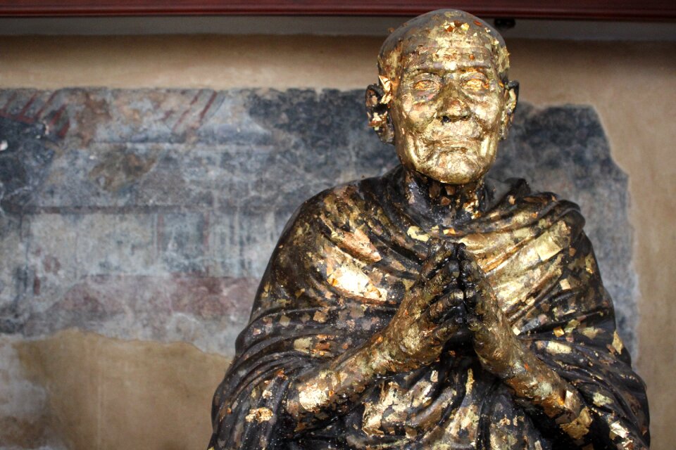 Face golden buddha asia