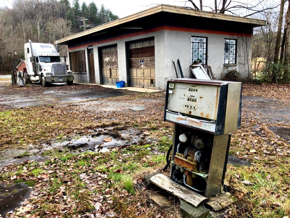 Old HJ Davis Phillips 66 Service Station, Whittier, NC 