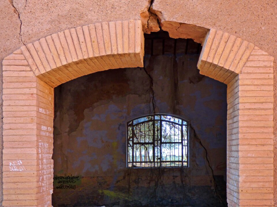 Ruin abandoned cracks