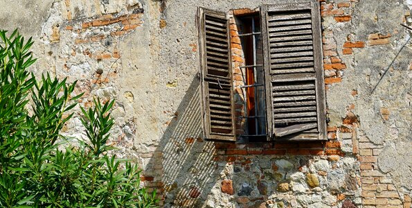 Facade hauswand old window photo