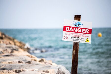 Warning dike floods