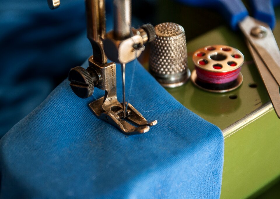 Couture thimble wire scissors