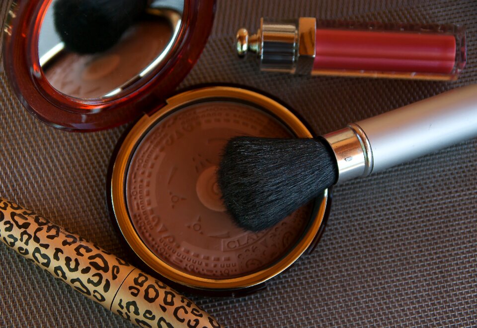 Poudrier brush lipstick