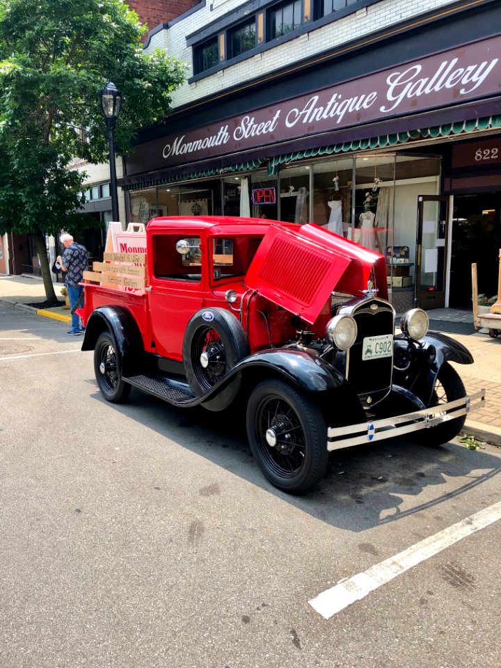 Monmouth Street Antique Gallery, Newport, KY 